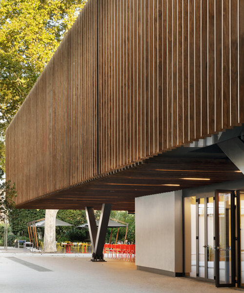 un edificio escolar de alvisi kirimoto evoca una casa del árbol que se posa como un reflejo de su contexto boscoso en roma