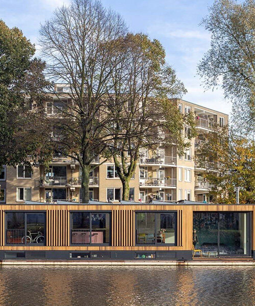 la casa flotante de madera de eva architecten disfruta de las vistas al canal en utrecht