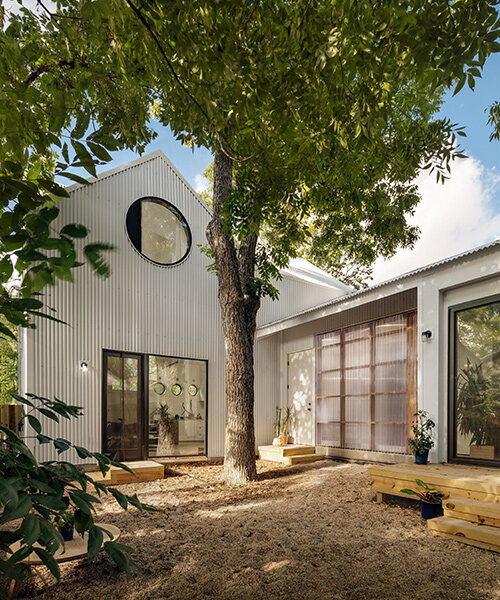 north arrow studio construye una 'casa de pájaros' de lámina corrugada en austin