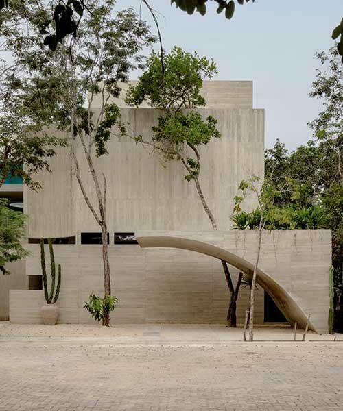 una escultura habitable: espacio 18 impregna una villa inspirada en el brutalismo en México con exuberante vegetación