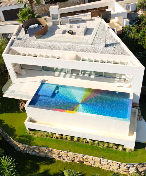 felipe pantone pixela una piscina residencial con 130,000 mosaicos de vidrio multicolor