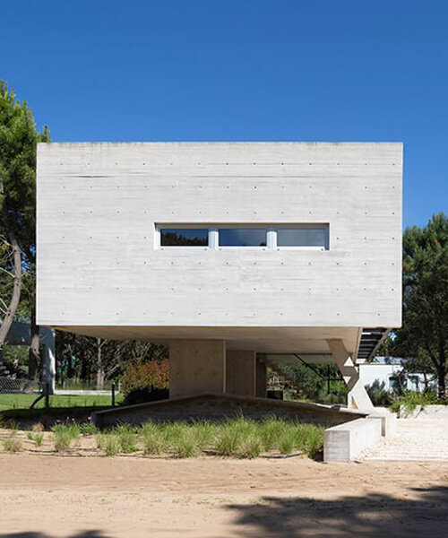 estudio galera coloca una casa monolítica sobre pilotes de concreto para maximizar el espacio en argentina