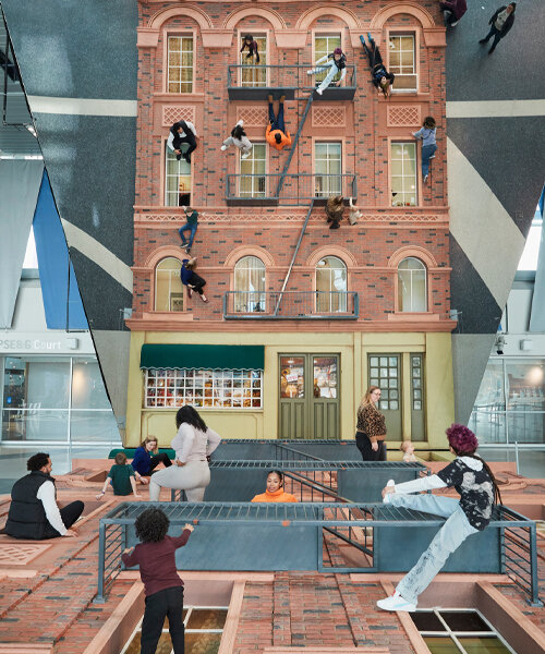 la surreal instalación de leandro erlich en nueva york te invita a subir y explorar una fachada de ladrillos