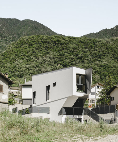 LOKOMOTIV.arches diseña una pequeña casa triangular en una ladera suiza