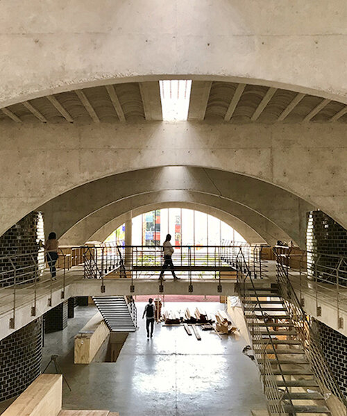 altos arcos de concreto conforman el espacio del nuevo centro educativo y cultural 'la pulga' de TAX