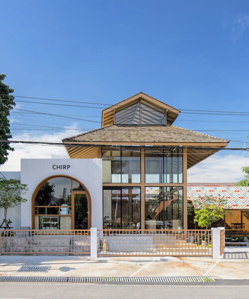 un luminoso café en la tailandia antigua fusiona su contexto histórico con expresiones contemporáneas