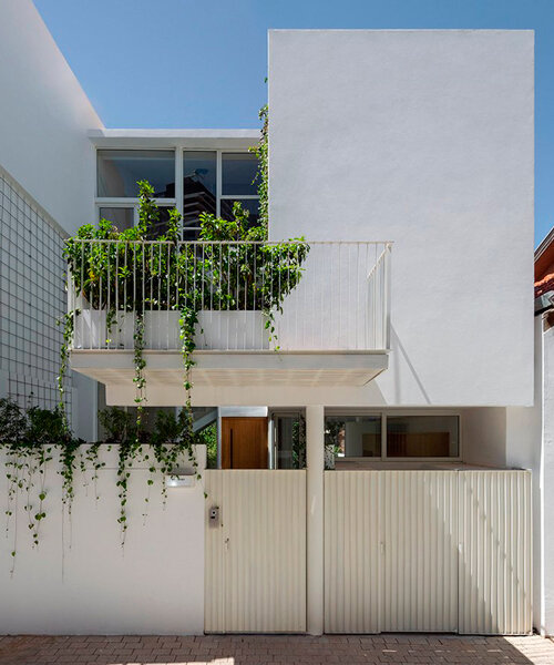 las múltiples fachadas ingeniosas de 'casa D' maximizan la privacidad en medio de un barrio de tel aviv