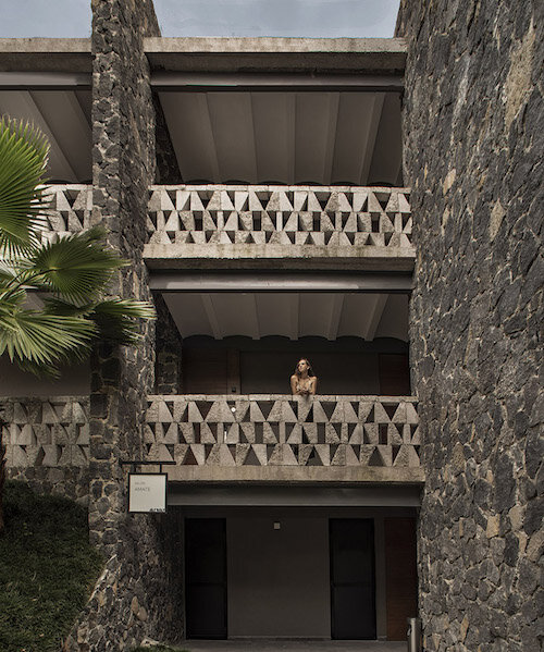 T3arc crea un hotel de piedra inspirado en las sensaciones prehispánicas en méxico