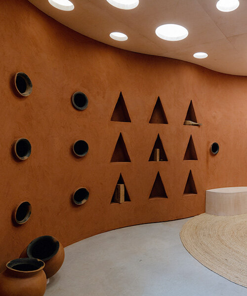 la instalación de arcilla de Francis Kéré en la bienal celebra la destreza arquitectónica del áfrica occidental