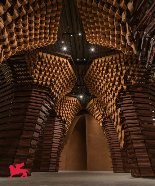 imponentes esculturas de madera y barro envuelven el pabellón saudita en la bienal de arquitectura de venecia