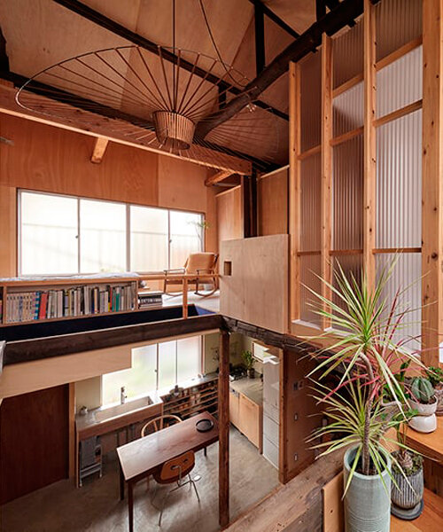 un proyecto de remodelación en tokio distribuye una casa de madera siguiendo una secuencia en espiral
