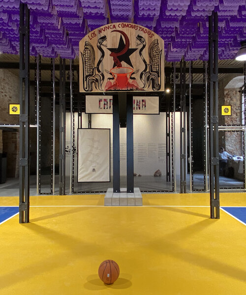 el pabellón de méxico en la bienal de venecia transforma el arsenal en una cancha de basquetbol campesina