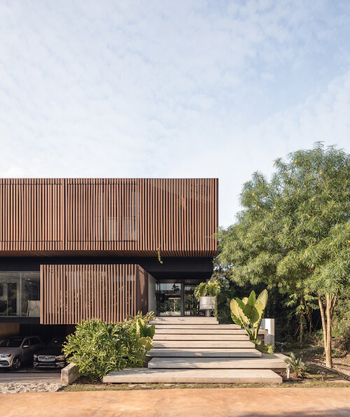 casa mulix de arkham projects se funde con su entorno a través de su fachada permeable de madera 