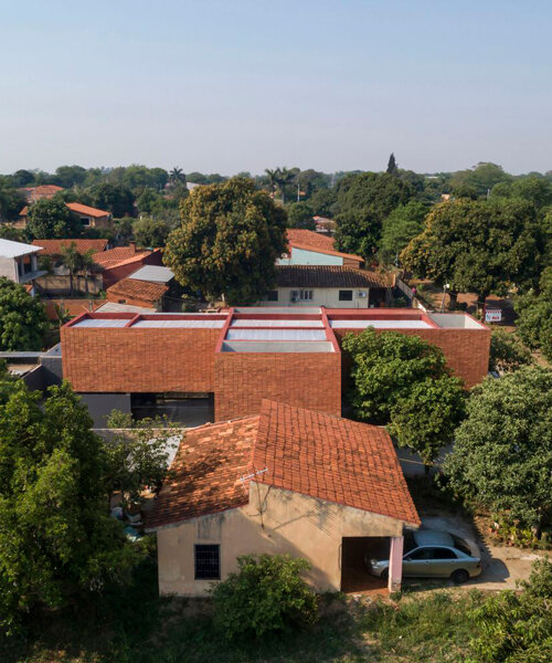 casa VU4B se conforma con volúmenes geométricos de ladrillo en paraguay