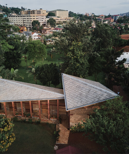 tierra compactada, ladrillo y cantera componen el '32° east arts center' en kampala, uganda