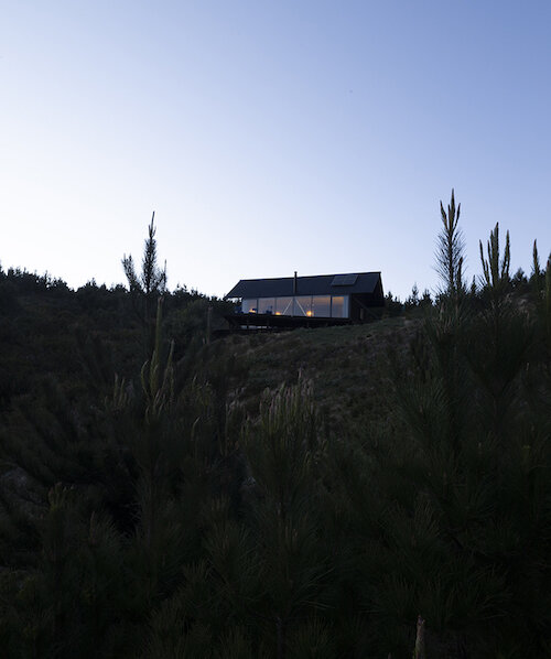 la fachada transparente de casa chica sumerge a los residentes en la serenidad del bosque chileno