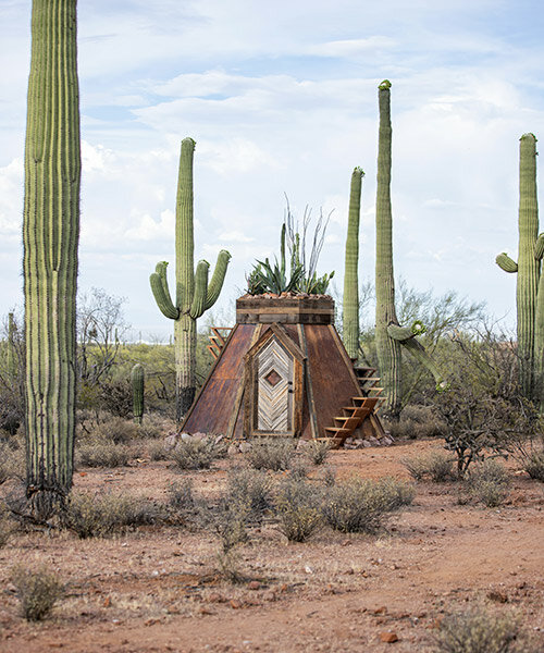 una pequeña cabaña en el desierto de sonora construida con acero reutilizado y huesos de saguaro