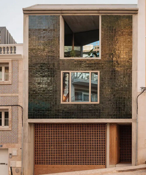 una fachada de azulejos frente a esta casa diseñada por bak gordon en lisboa, portugal