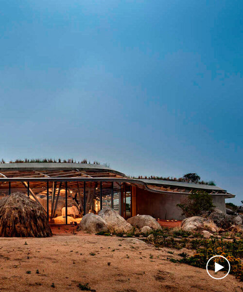 un ondulante centro cultural se asienta sobre una cresta de granito en sudáfrica