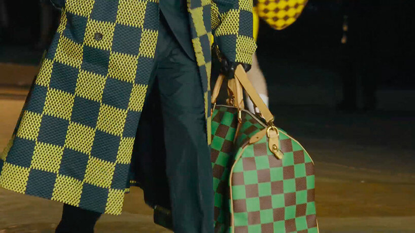Pavimento damero y traje Louis Vuitton