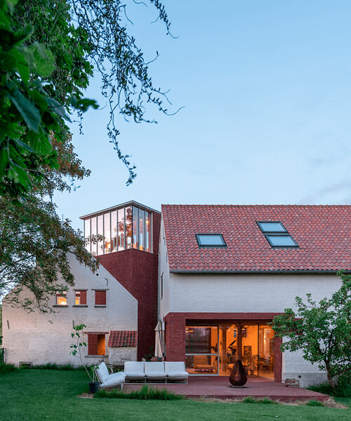objekt architecten expone ladrillo rojo de la fachada de una granja renovada en bélgica