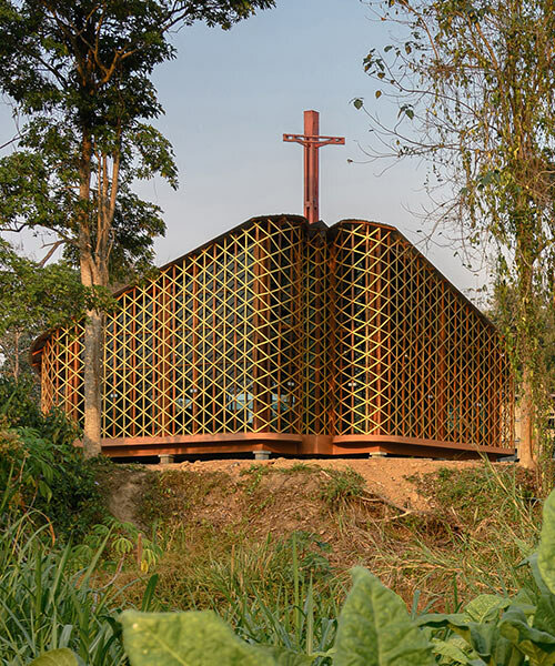 entramado de madera envuelve el oratorio de san francisco en medio de los serenos paisajes de tailandia