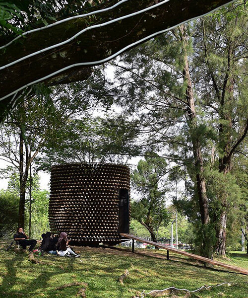 un conjunto de palos de escoba da forma a esta escultura arquitectónica en malasia