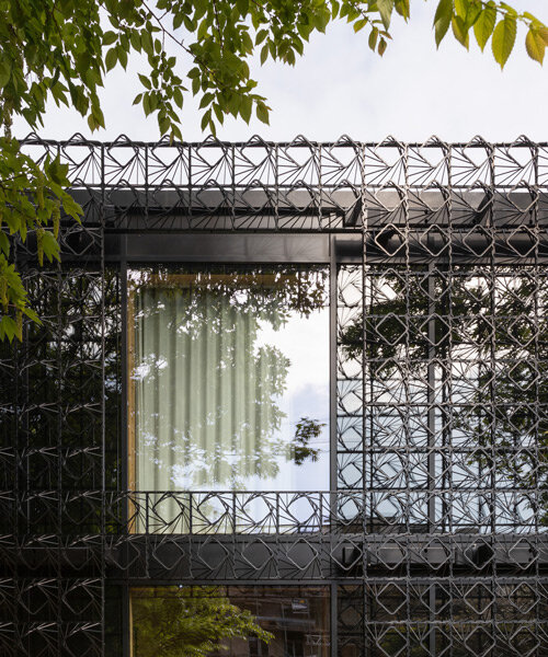 una intrincada fachada de acero fomenta un pintoresco jardín de plantas trepadoras en inglaterra