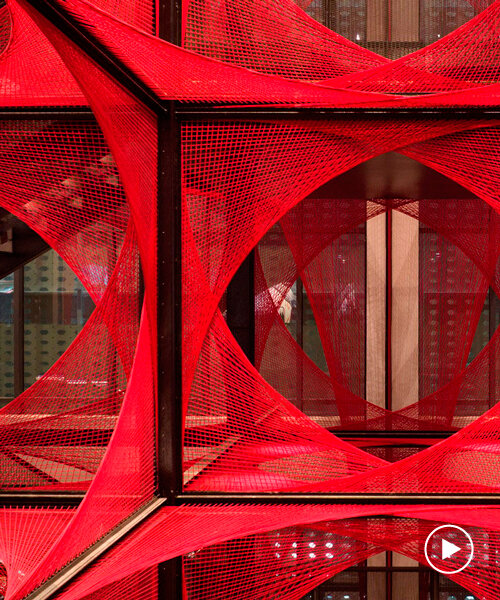 150,000 metros de vibrantes hilos de brocado rojo componen una instalación en china