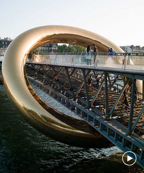 la instalación de plastique fantastique envuelve la pasarela parisina durante la nuit blanche 2023