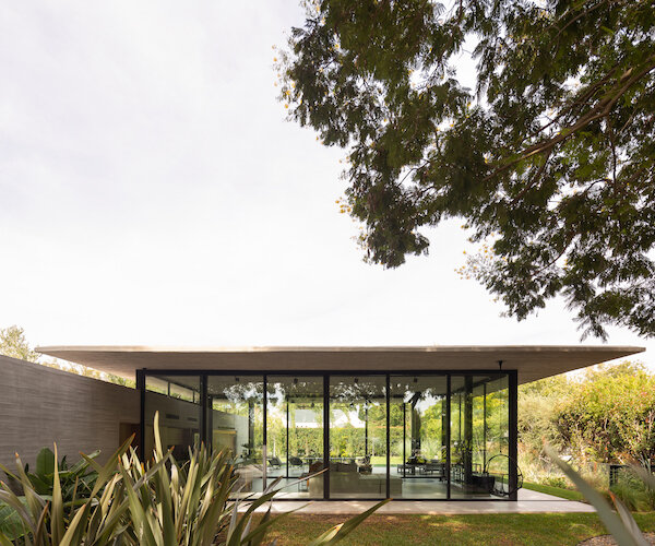 'casa jp' contrasta volúmenes de concreto y cristal con un efecto armonioso
