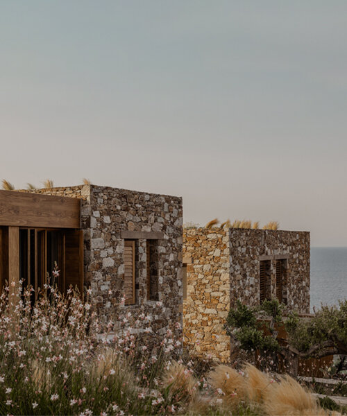 extendida en las laderas griegas, la residencia viglotasi de block722 evoca una pequeña ciudad del mar egeo