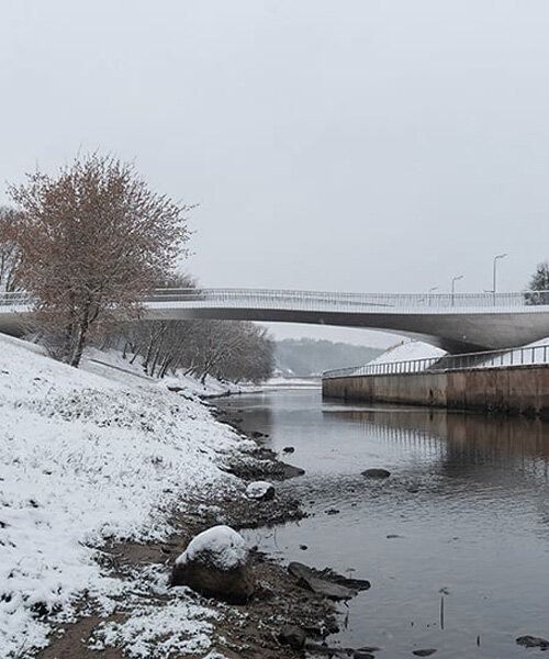 un sinuoso puente peatonal une el centro histórico con un parque público en lituania