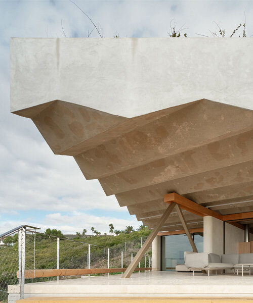 langarita-navarro corona la casa PS-50 en la costa de españa con una cubierta de hormigón en zigzag