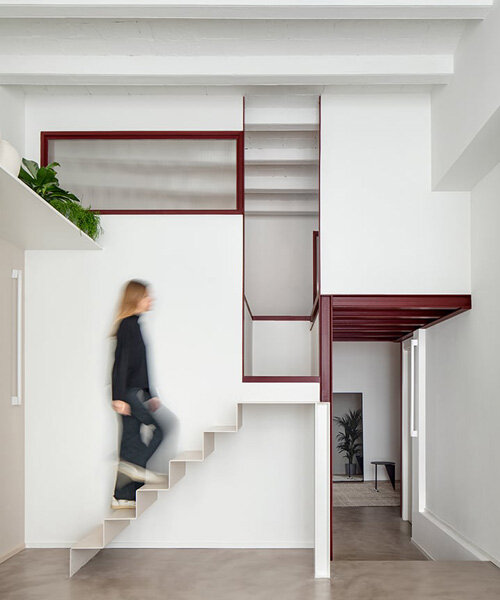 LAMA studio transforma un inmueble histórico en un moderno loft en barcelona
