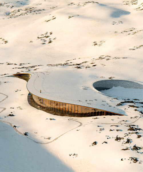 el diseño ganador de dorte mandrup para el inuit heritage center en canadá se eleva desde la tundra