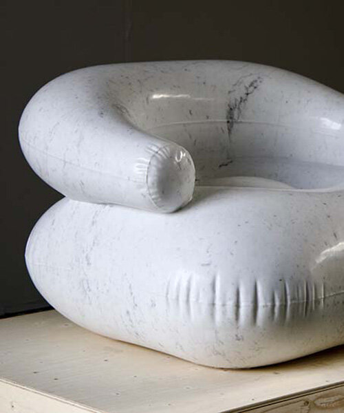 escultura tallada a mano a partir de 600 kg de mármol de carrara parece una silla inflable de plástico
