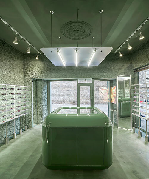 elementos de alta tecnología y 'minimalismo texturizado' dan forma a una boutique óptica totalmente verde en barcelona