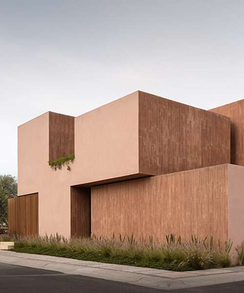 jorge garibay configura una casa brutalista en méxico con volúmenes de concreto rosa