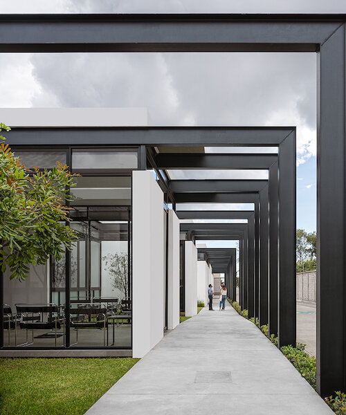 jamit arquitectos enmarca unas oficinas a través de una rítmica estructura de acero en méxico