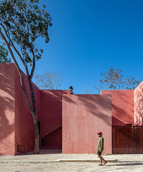 volúmenes rojos entretejidos con vegetación conforman la casa de tulum de coyote arquitectura
