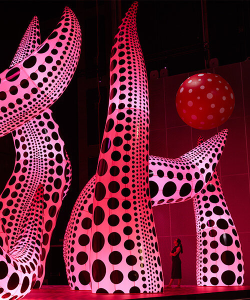 las obras inflables de yayoi kusama se apoderan de manchester durante la exhibición 'tú, yo y los globos'