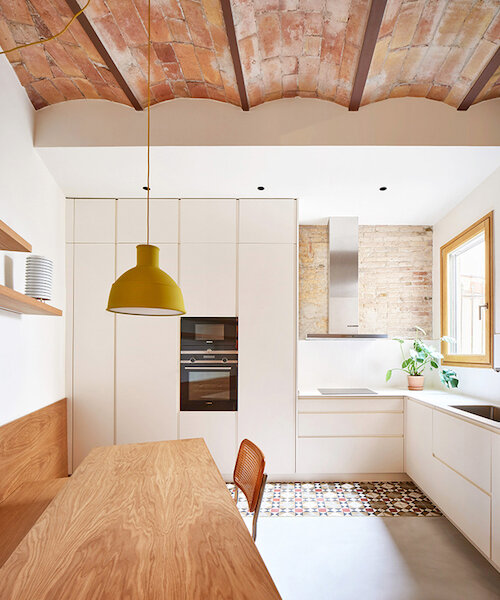 el minimalismo cálido de forma arquitectura se combina con la esencia modernista catalana