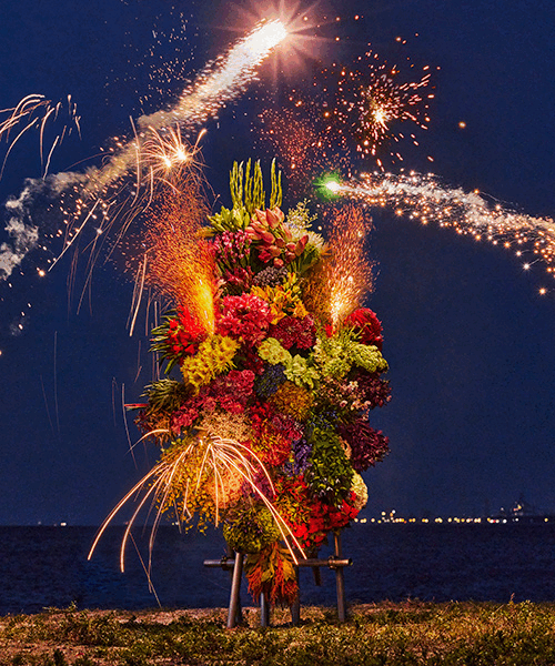 la escultura botánica de azuma makoto florece entre coloridos fuegos artificiales