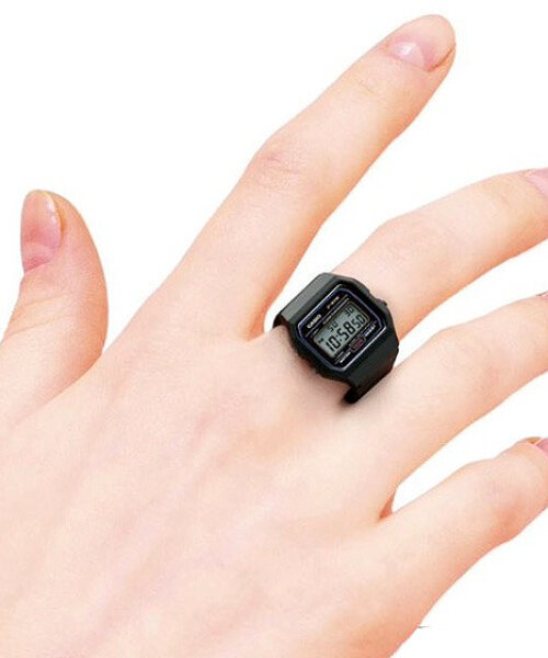 los mini anillos reloj de casio son tan pequeños que caben alrededor de los dedos