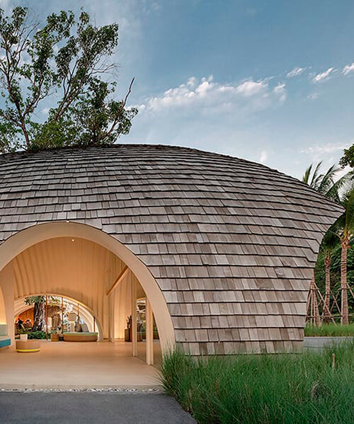 onion diseña un lobby en cúpula para un hotel revestido con tejas de madera en tailandia