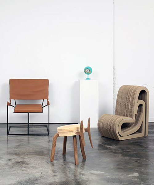 una exposición en barcelona da vida a las interpretaciones de IA de muebles modernistas emblemáticos