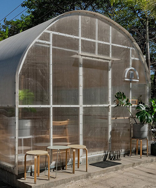 una cafetería de 20 metros cuadrados brota como invernadero en el patio de una residencia en indonesia