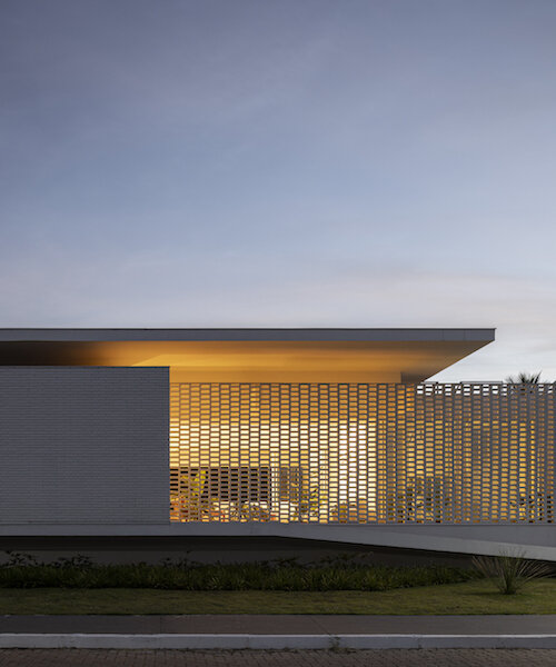 la casa de los ladrillos blancos evoca y reinterpreta la icónica arquitectura de brasilia