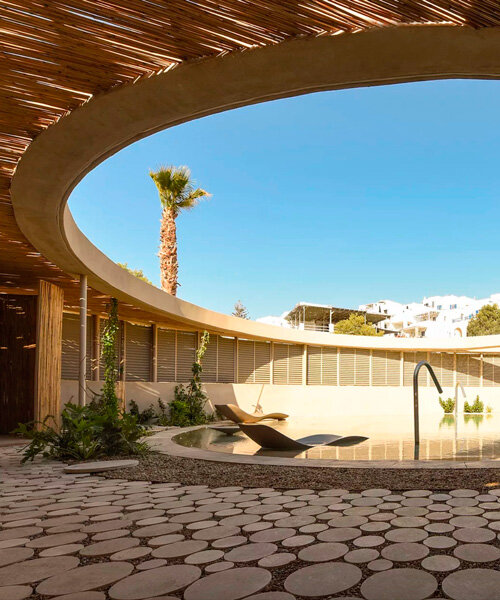TAN combina volúmenes cúbicos y circulares alrededor de la piscina de un resort en grecia
